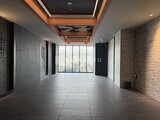 リテラス南千住サウス モダンな照明と落ち着いた石張りの床が特徴的な共用廊下