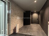 リテラス南千住サウス エントランスホールからエレベーターへ続くモダンな共用廊下