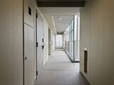 リテラス南千住サウス 明るい共用廊下と複数の居室扉が整然と配置された様子