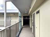 リテラス南千住サウス 共用廊下から見たモダンな印象の共有スペースと複数の住戸入口