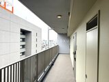 リテラス南千住サウス 明るい印象の共用廊下から見た開放的なバルコニー空間
