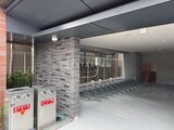 リテラス南千住サウス グレータイル張りのエントランスホール、自転車置き場を備えた共