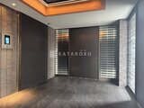 リテラス南千住サウス エレベーターホールから見たモダンなエントランスドア