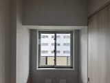 リテラス南千住サウス 対面する建物が見える窓と落ち着いた色調の室内空間