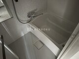 リテラス南千住サウス シャワーヘッド付きの清潔感のあるバスルーム