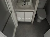リテラス南千住サウス 白を基調とした洗面台とトイレが備わるコンパクトな洗面スペース