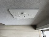 リテラス南千住サウス 天井に埋め込まれたコンセントと照明スイッチの様子