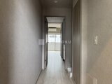 リテラス南千住サウス 明るい光が差し込むゆとりのある廊下空間