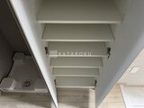 リテラス南千住サウス 白い棚板が整然と並ぶ開放的なクローゼット内部