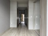 リテラス南千住サウス 明るく落ち着いたトーンの廊下とドアが配置された内廊下空間
