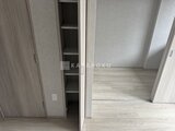 リテラス南千住サウス 開き戸の奥に棚が見える玄関から居室への通路