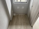 リテラス南千住サウス 窓からの採光が心地よい、木調フロアの廊下スペース