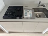リテラス南千住サウス ガスコンロとシンクが並ぶコンパクトなキッチン周り