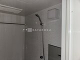 リテラス南千住サウス グレーのタイル貼りシャワールーム、黒いシャワーヘッドと調整弁