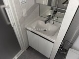 リテラス南千住サウス 清潔感のある洗面台と大きめの鏡が設置された洗面室