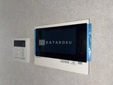 リテラス南千住サウス 壁に埋め込まれた大型モニターと操作パネルの様子