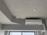リテラス南千住サウス エアコン完備の落ち着いた印象の天井と窓周辺