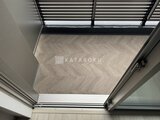 リテラス南千住サウス 明るい採光が入るヘリンボーン張りの床とモダンな開口部