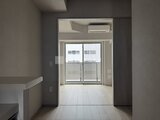 リテラス南千住サウス 明るい床材のリビングダイニングと隣接した洋室への入口の様子
