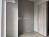 リテラス南千住サウス 落ち着いた壁色と木目調のドアが調和した洋室の様子