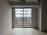 リテラス南千住サウス 明るい光が入るバルコニー付きの洋室
