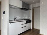 リテラス南千住サウス モダンな白を基調としたシステムキッチンと調理スペース