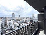 リテラス南千住サウス 高層階からの開放的な眺望で街並みと青空が広がるバルコニー