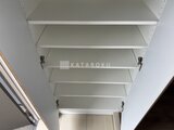 リテラス南千住サウス 天井に設置された白いシェルフユニットの収納スペース