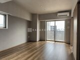 リテラス南千住サウス 明るい日光が差し込むリビングダイニング、広々としたバルコニー