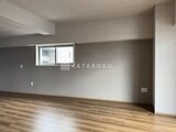 リテラス南千住サウス 高い天井と大きな窓から光が入る開放的なリビング