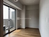 リテラス南千住サウス バルコニーへ繋がるガラス戸からの光が入る洋室