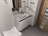 リテラス南千住サウス 白を基調とした清潔感のある洗面台と大型鏡のバスルーム