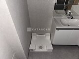 リテラス南千住サウス 洗面台横に配置された洗濯機置き場