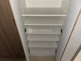 リテラス南千住サウス 白い可動棚が複数段ついた、開放的な収納スペース