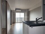リテラス南千住サウス モノトーンで統一されたキッチンからリビングへ続く開放的な空間