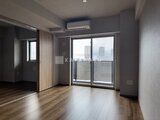 リテラス南千住サウス 明るい採光が入る広めのリビングダイニングと洋室への動線
