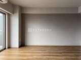 リテラス南千住サウス 窓から光が差し込む落ち着いた色合いのリビングダイニング