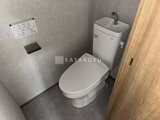 リテラス南千住サウス トイレットペーパー収納付きの明るいトイレ空間