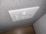 リテラス南千住サウス 天井に設置された白い照明スイッチと換気口