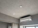 リテラス南千住サウス エアコン完備の落ち着いた印象の天井と壁面