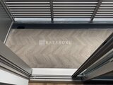 リテラス南千住サウス モダンなルーバー天井と落ち着いたヘリンボーン床張りの開放的な