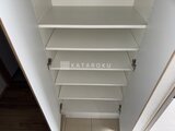 リテラス南千住サウス 可動棚が備わった開放的な吊り戸棚収納