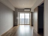 リテラス南千住サウス 明るい印象の洋室から窓の外の街並みを見た空間