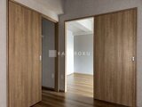 リテラス南千住サウス 木目調の建具が統一された落ち着いた廊下空間