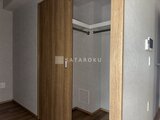 リテラス南千住サウス 落ち着きのあるトーンの壁と木目調ドアで統一されたクローゼット