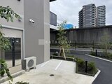 エスレジデンス千住大橋ブロード 建物エントランス前の開放的なアプローチと植栽のある庭