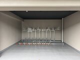 エスレジデンス千住大橋ブロード 駐輪スペースが整備された建物エントランス部分の様子