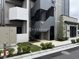 エスレジデンス千住大橋ブロード モダンな建物外観と落ち着いた色合いのエントランスアプローチ