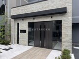 エスレジデンス千住大橋ブロード モダンなエントランスの前面に広がる明るいアプローチスペース