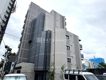 エスレジデンス千住大橋ブロード 前面道路から見たモダンな外観の建物全景